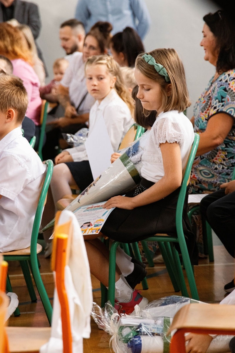 Zdjęcie w galerii na portalu naszwodzislaw.com: Rogi obfitości dla pierwszoklasistów. Rok szkolny rozpoczęty [FOTO] wiadomości z regionu