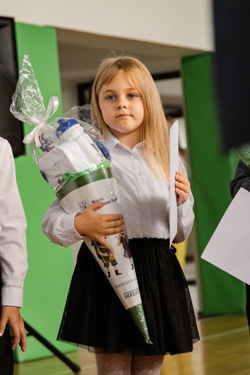 Zdjęcie w galerii na portalu naszwodzislaw.com: Rogi obfitości dla pierwszoklasistów. Rok szkolny rozpoczęty [FOTO] wiadomości z regionu