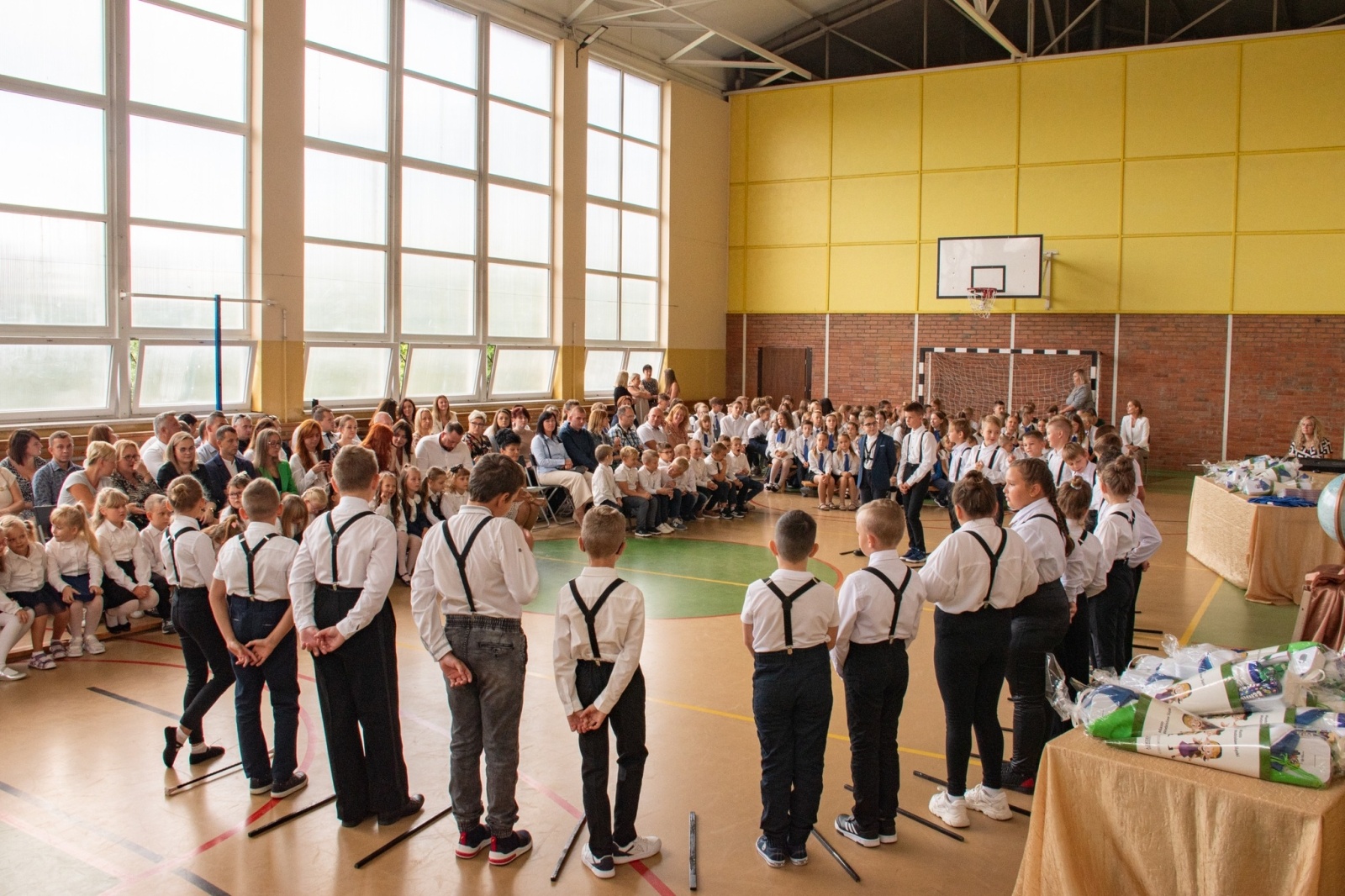 Zdjęcie w galerii na portalu naszwodzislaw.com: Rogi obfitości dla pierwszoklasistów. Rok szkolny rozpoczęty [FOTO] wiadomości z regionu