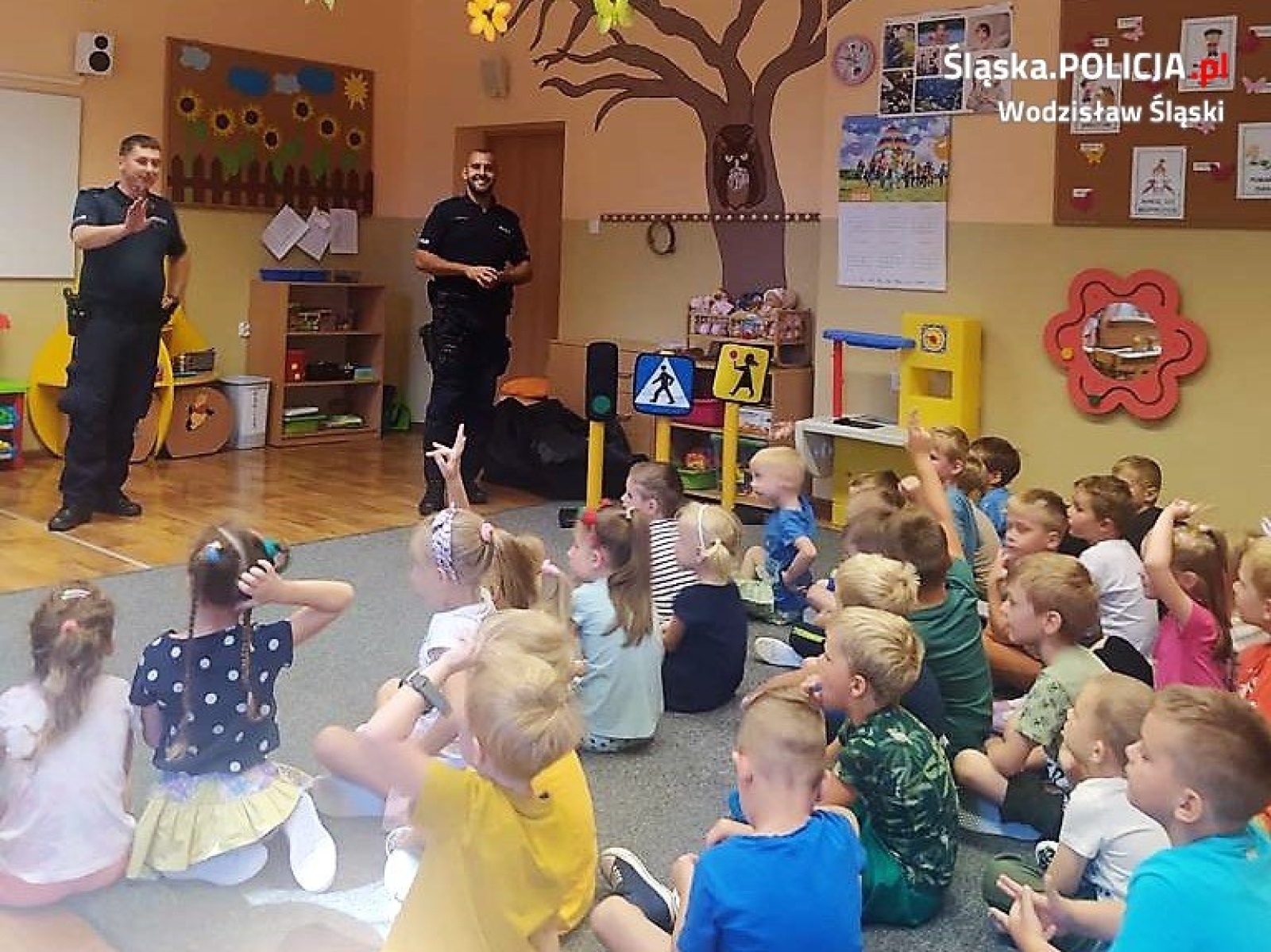 Zdjęcie w galerii na portalu naszwodzislaw.com: Bezpieczna droga do szkoły z dzielnicowymi wiadomości z regionu