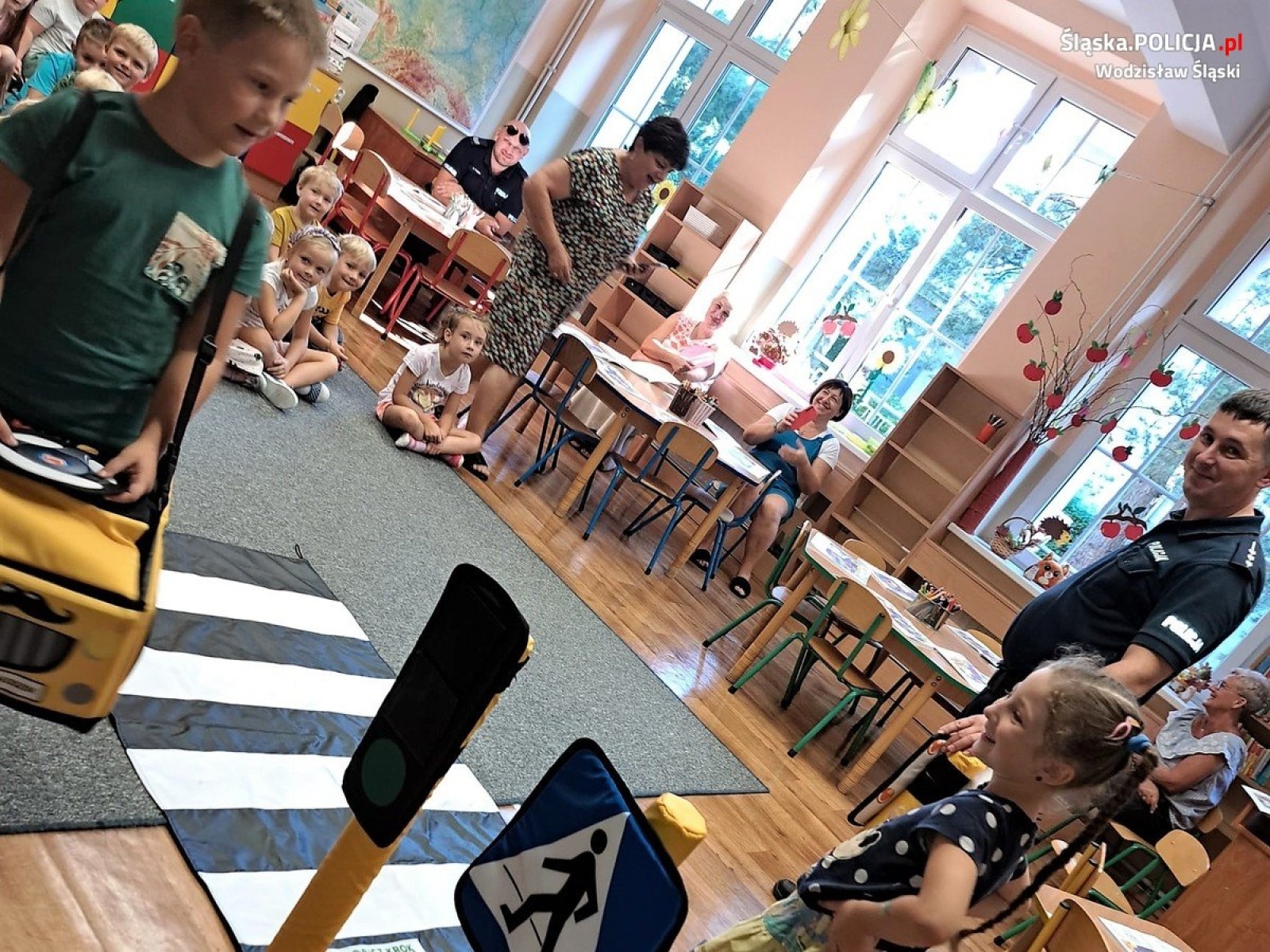 Zdjęcie w galerii na portalu naszwodzislaw.com: Bezpieczna droga do szkoły z dzielnicowymi wiadomości z regionu