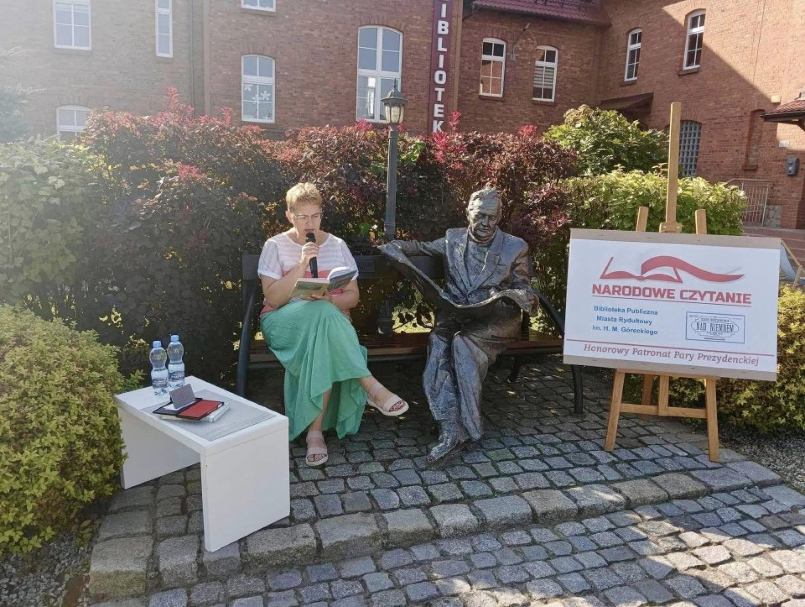 Zdjęcie w galerii na portalu naszwodzislaw.com: Nad Niemnem wybrzmiało przy rydułtowskiej książnicy [FOTO] wiadomości z regionu