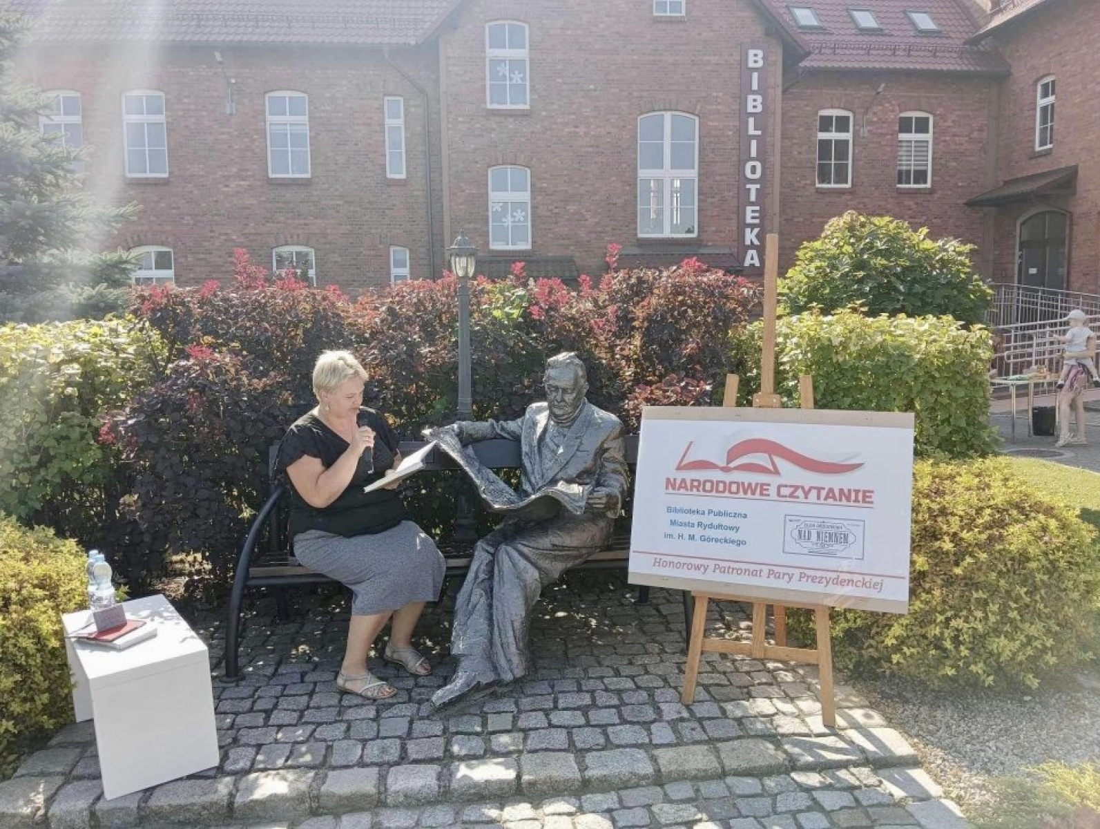 Zdjęcie w galerii na portalu naszwodzislaw.com: Nad Niemnem wybrzmiało przy rydułtowskiej książnicy [FOTO] wiadomości z regionu