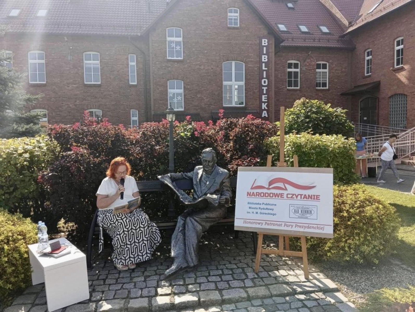 Zdjęcie w galerii na portalu naszwodzislaw.com: Nad Niemnem wybrzmiało przy rydułtowskiej książnicy [FOTO] wiadomości z regionu