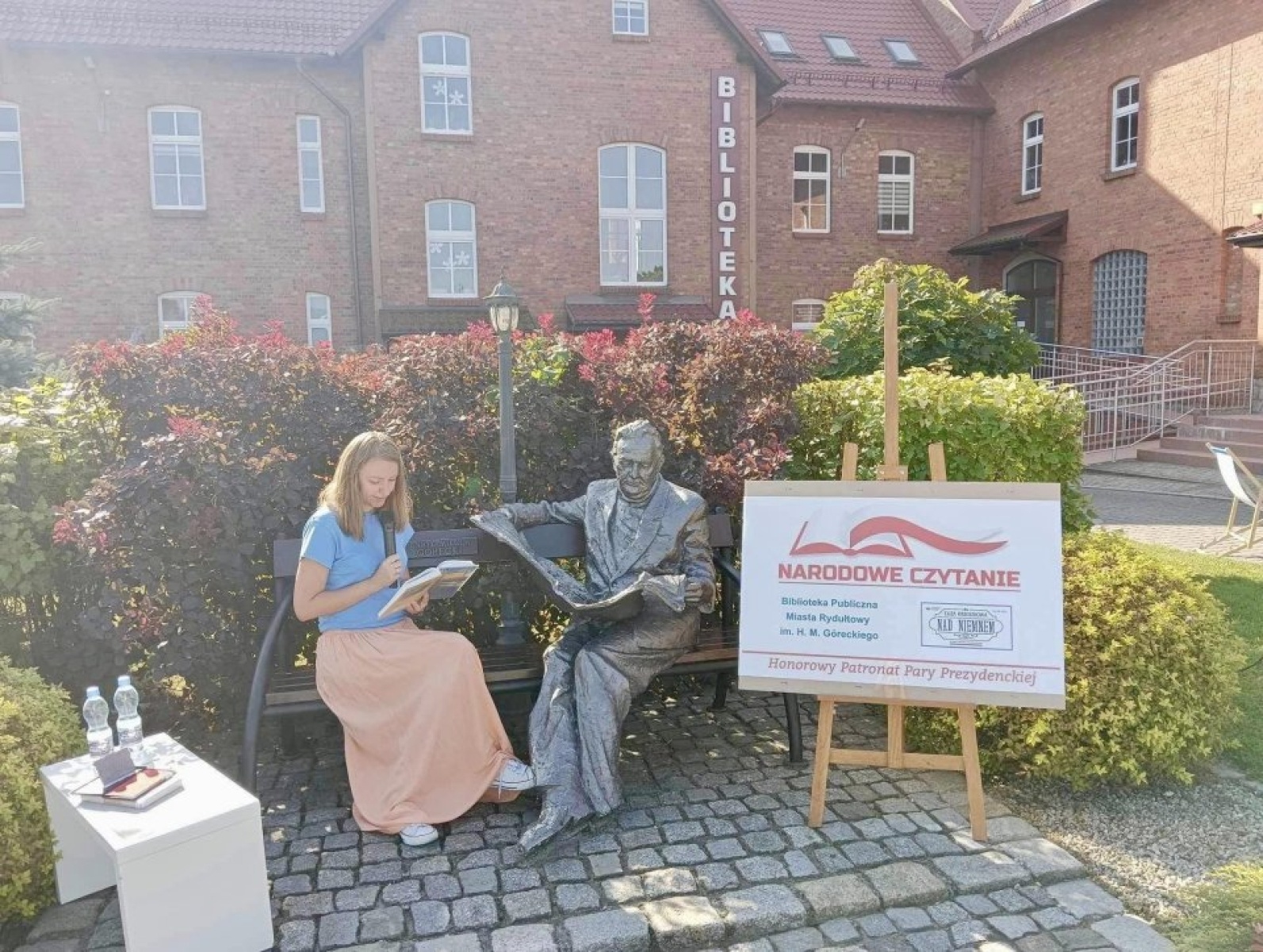 Zdjęcie w galerii na portalu naszwodzislaw.com: Nad Niemnem wybrzmiało przy rydułtowskiej książnicy [FOTO] wiadomości z regionu