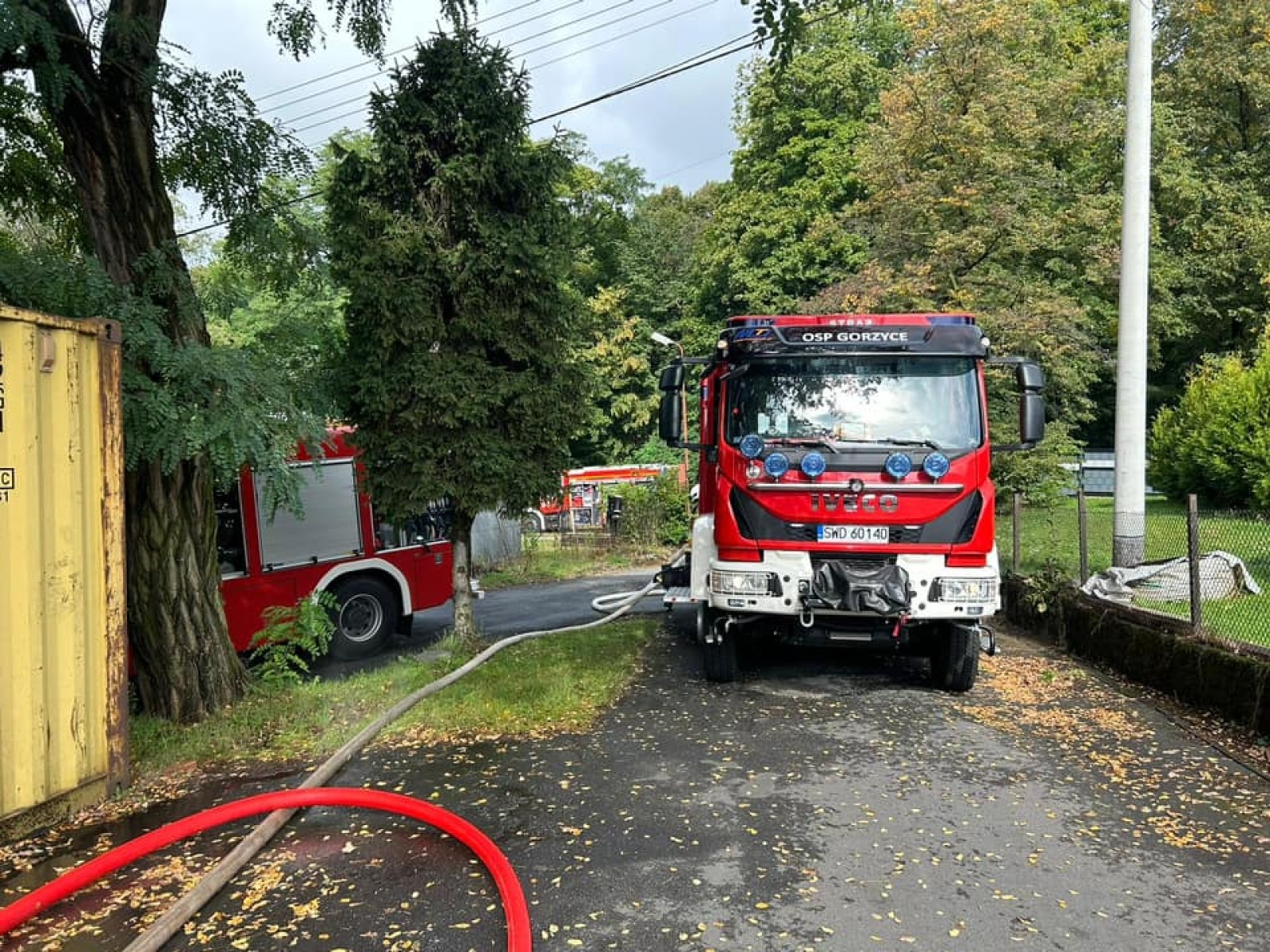 Zdjęcie w galerii na portalu naszwodzislaw.com: Pożar stolarni w Gorzycach. W akcji dwa śmigłowce LPR i dziesięć zastępów strażackich wiadomości z regionu
