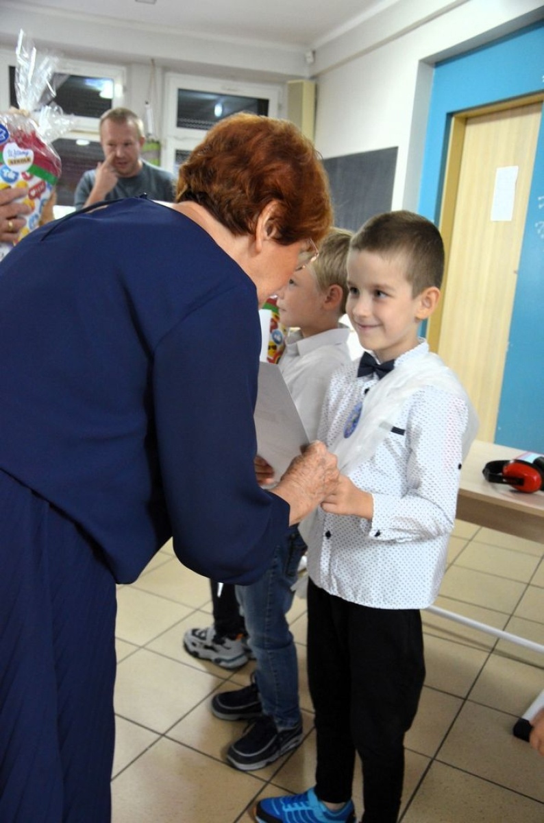 Zdjęcie w galerii na portalu naszwodzislaw.com: Rogi obfitości trafiły do pierwszoklasistów [FOTO] wiadomości z regionu