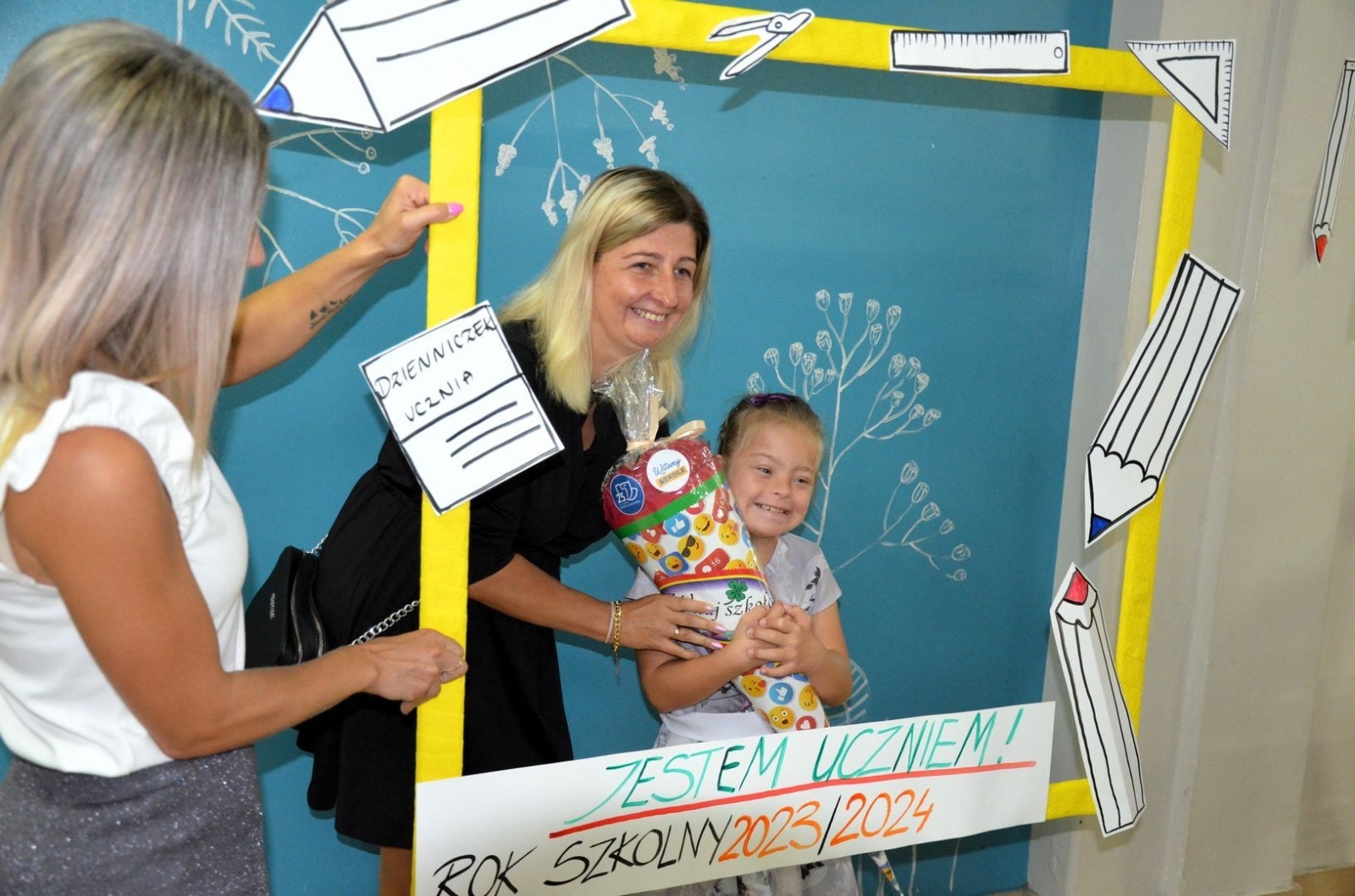 Zdjęcie w galerii na portalu naszwodzislaw.com: Rogi obfitości trafiły do pierwszoklasistów [FOTO] wiadomości z regionu