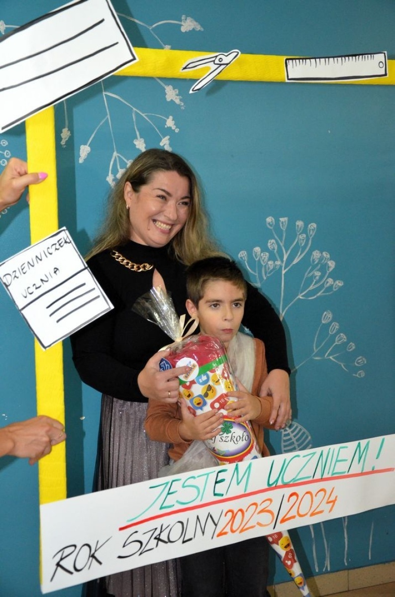 Zdjęcie w galerii na portalu naszwodzislaw.com: Rogi obfitości trafiły do pierwszoklasistów [FOTO] wiadomości z regionu