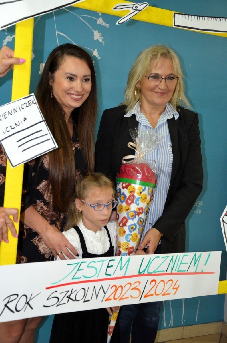 Zdjęcie w galerii na portalu naszwodzislaw.com: Rogi obfitości trafiły do pierwszoklasistów [FOTO] wiadomości z regionu