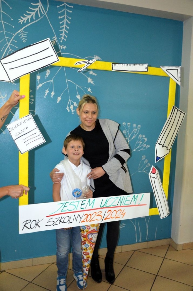 Zdjęcie w galerii na portalu naszwodzislaw.com: Rogi obfitości trafiły do pierwszoklasistów [FOTO] wiadomości z regionu