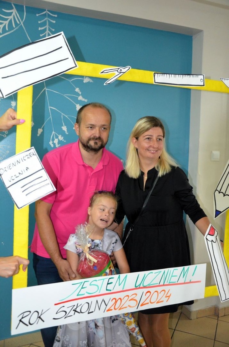 Zdjęcie w galerii na portalu naszwodzislaw.com: Rogi obfitości trafiły do pierwszoklasistów [FOTO] wiadomości z regionu