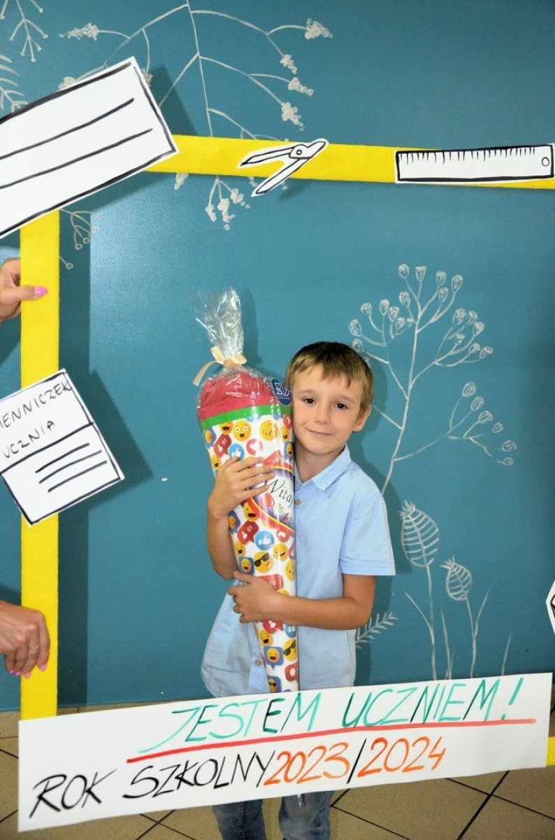 Zdjęcie w galerii na portalu naszwodzislaw.com: Rogi obfitości trafiły do pierwszoklasistów [FOTO] wiadomości z regionu