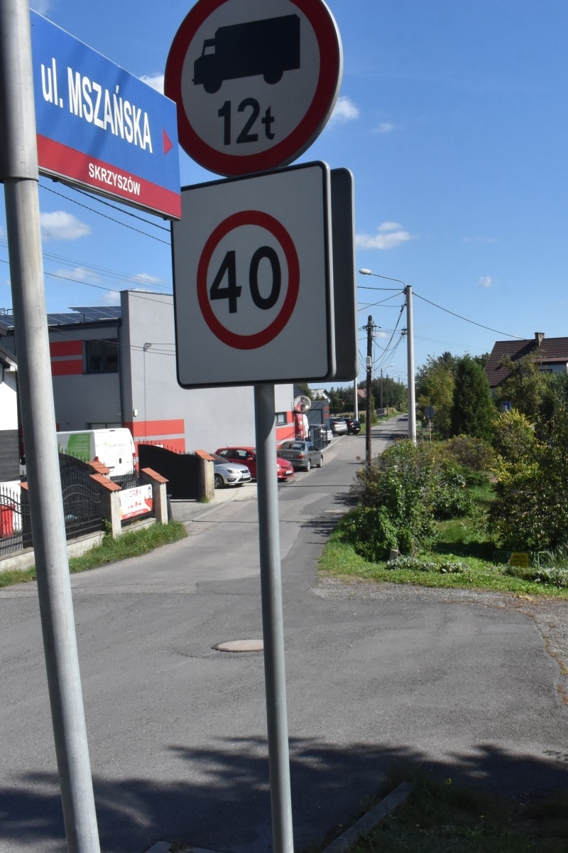 Zdjęcie w galerii na portalu naszwodzislaw.com: Gmina Godów z promesą na przebudowę ul. Mszańskiej w Skrzyszowie wiadomości z regionu
