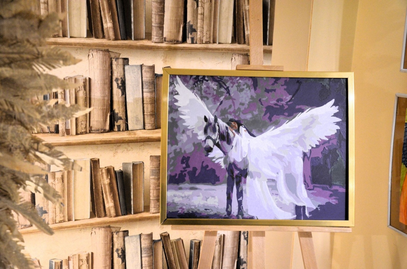 Zdjęcie w galerii na portalu naszwodzislaw.com: Każdy ma swojego anioła. Wystawa w filii wodzisławskiej książnicy [FOTO] wiadomości z regionu