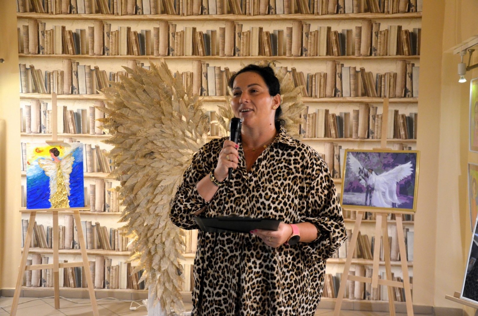 Zdjęcie w galerii na portalu naszwodzislaw.com: Każdy ma swojego anioła. Wystawa w filii wodzisławskiej książnicy [FOTO] wiadomości z regionu