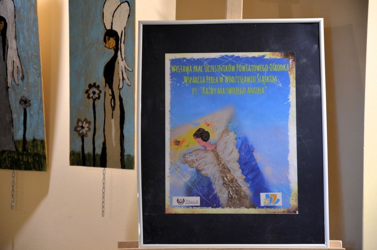 Zdjęcie w galerii na portalu naszwodzislaw.com: Każdy ma swojego anioła. Wystawa w filii wodzisławskiej książnicy [FOTO] wiadomości z regionu