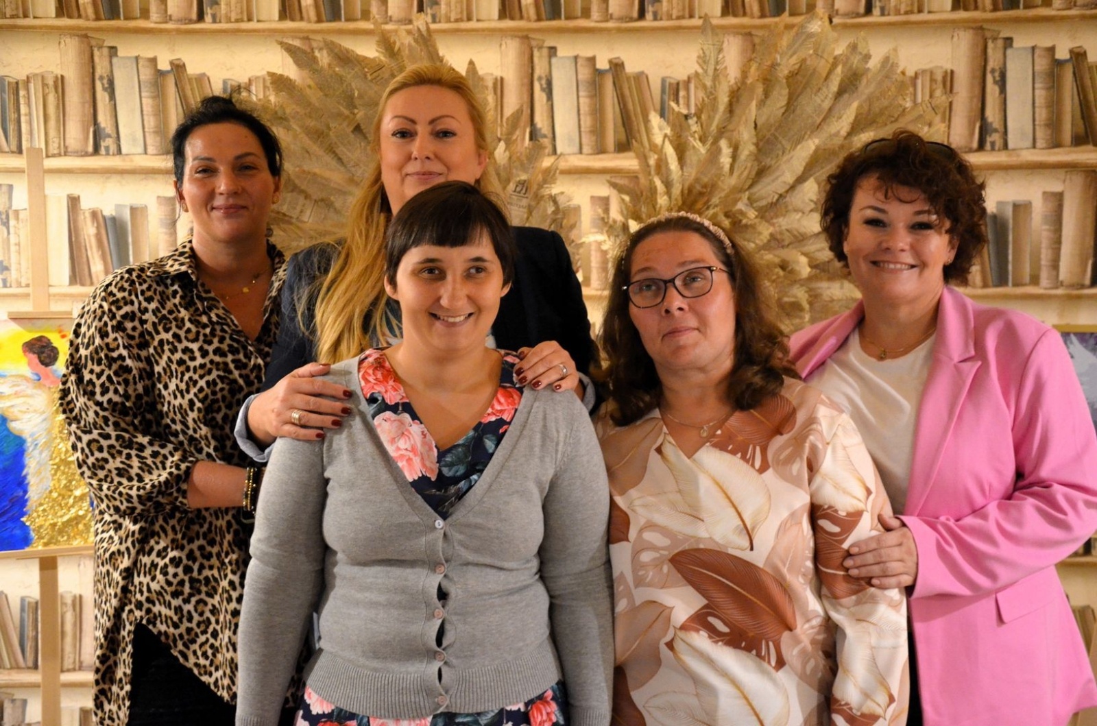 Zdjęcie w galerii na portalu naszwodzislaw.com: Każdy ma swojego anioła. Wystawa w filii wodzisławskiej książnicy [FOTO] wiadomości z regionu