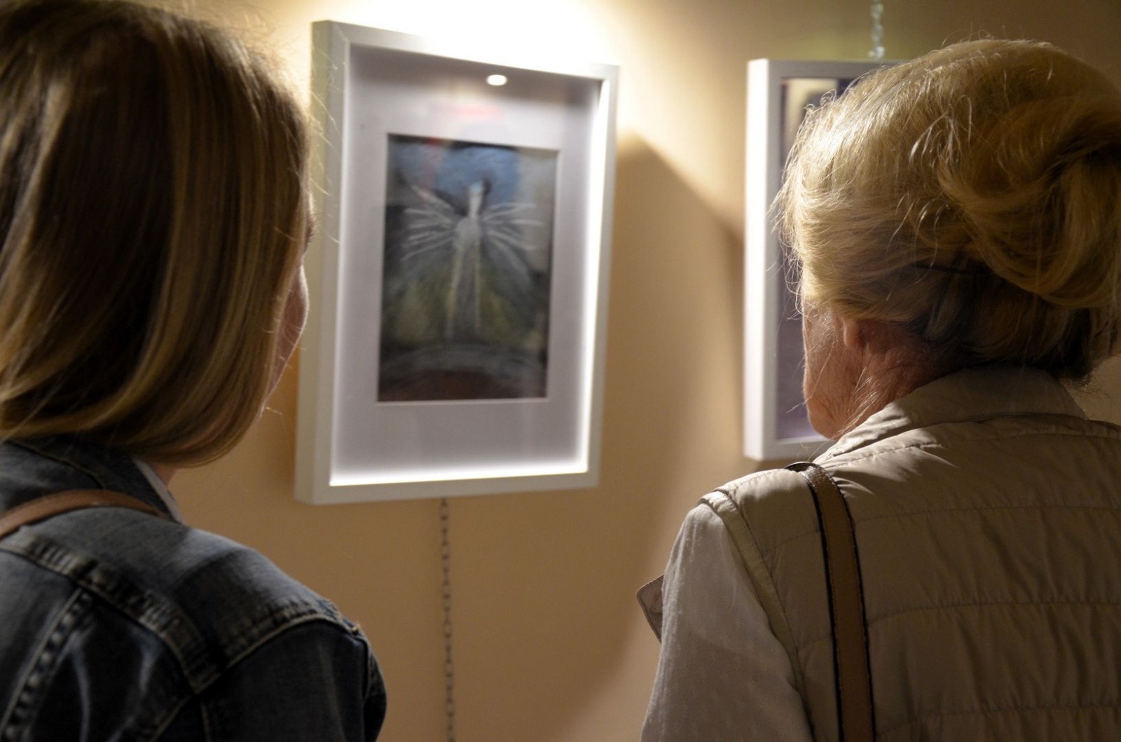 Zdjęcie w galerii na portalu naszwodzislaw.com: Każdy ma swojego anioła. Wystawa w filii wodzisławskiej książnicy [FOTO] wiadomości z regionu