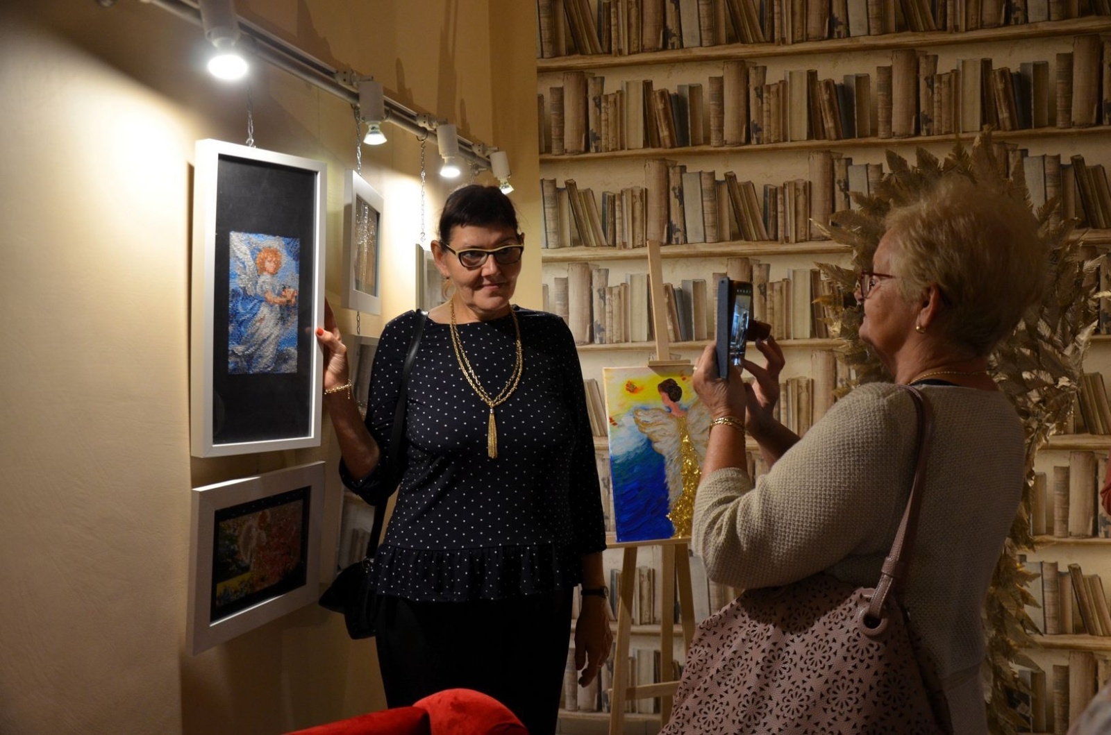 Zdjęcie w galerii na portalu naszwodzislaw.com: Każdy ma swojego anioła. Wystawa w filii wodzisławskiej książnicy [FOTO] wiadomości z regionu