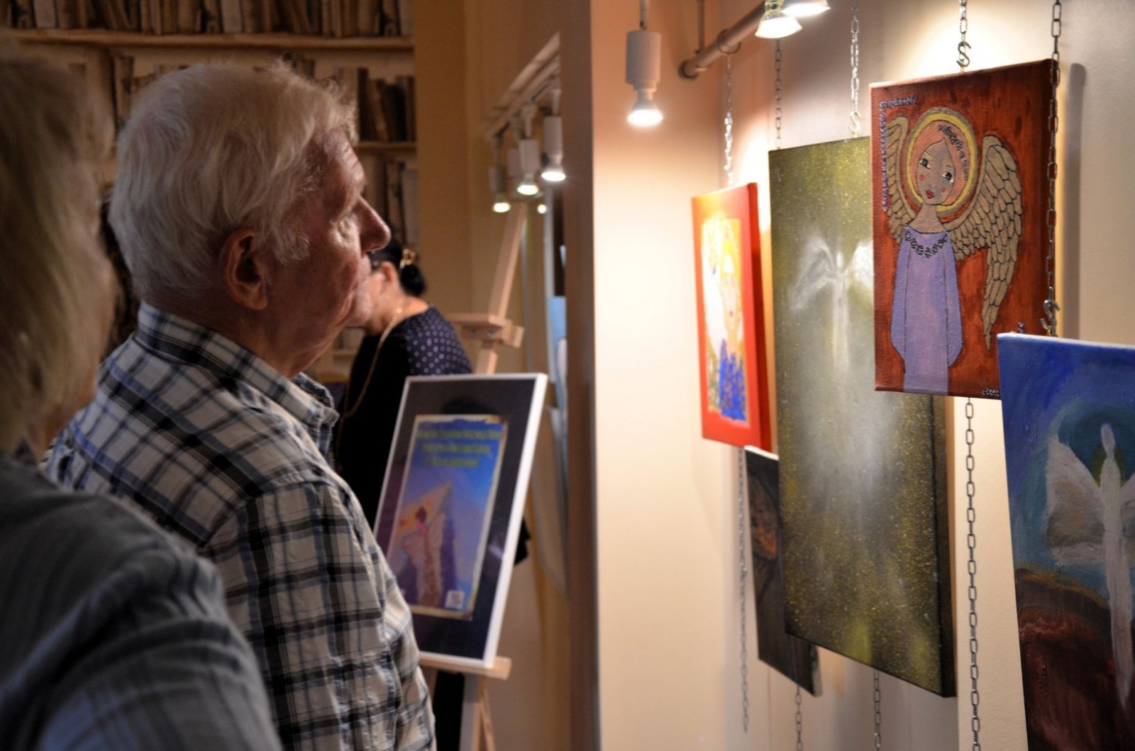 Zdjęcie w galerii na portalu naszwodzislaw.com: Każdy ma swojego anioła. Wystawa w filii wodzisławskiej książnicy [FOTO] wiadomości z regionu