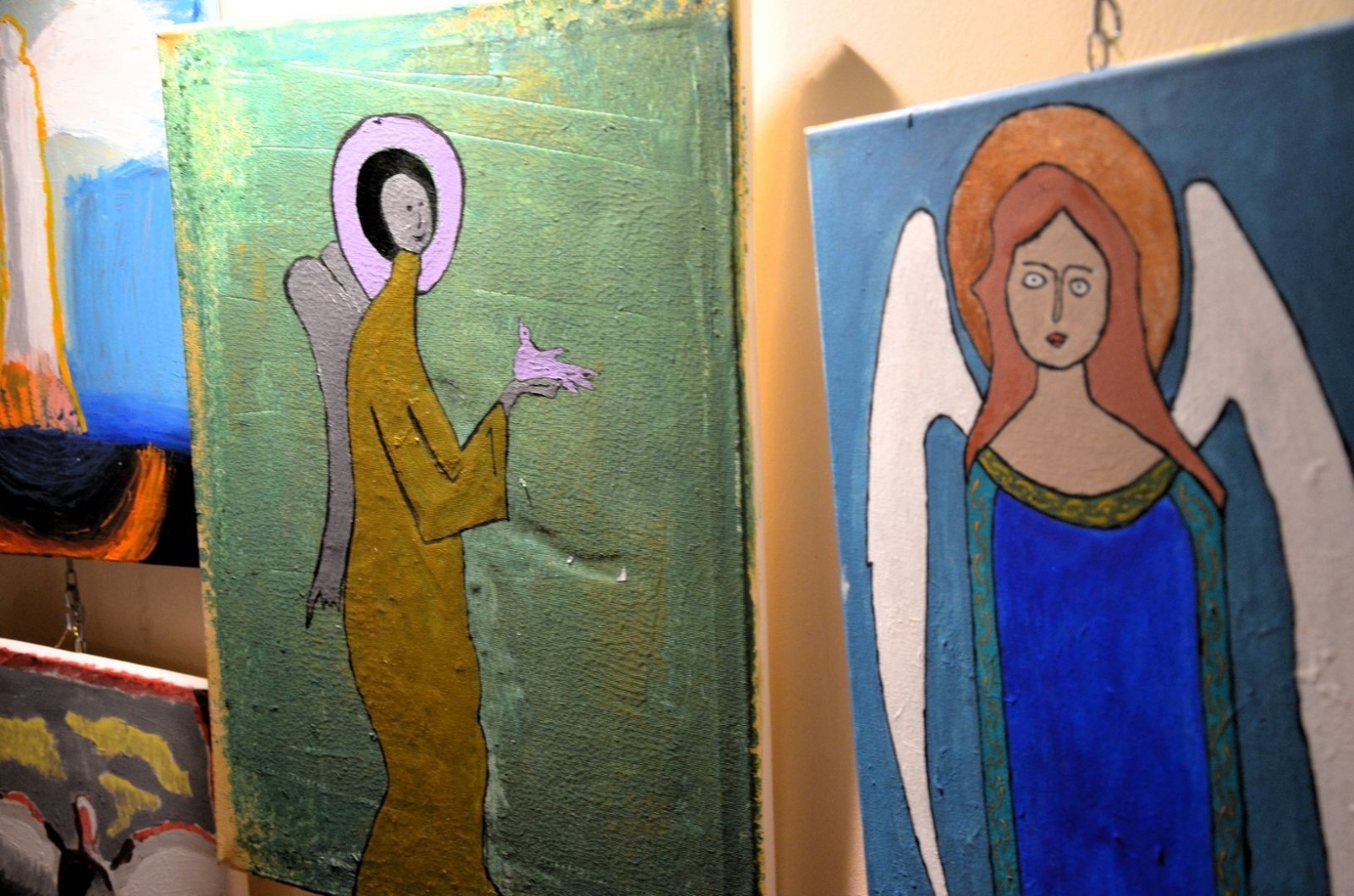 Zdjęcie w galerii na portalu naszwodzislaw.com: Każdy ma swojego anioła. Wystawa w filii wodzisławskiej książnicy [FOTO] wiadomości z regionu