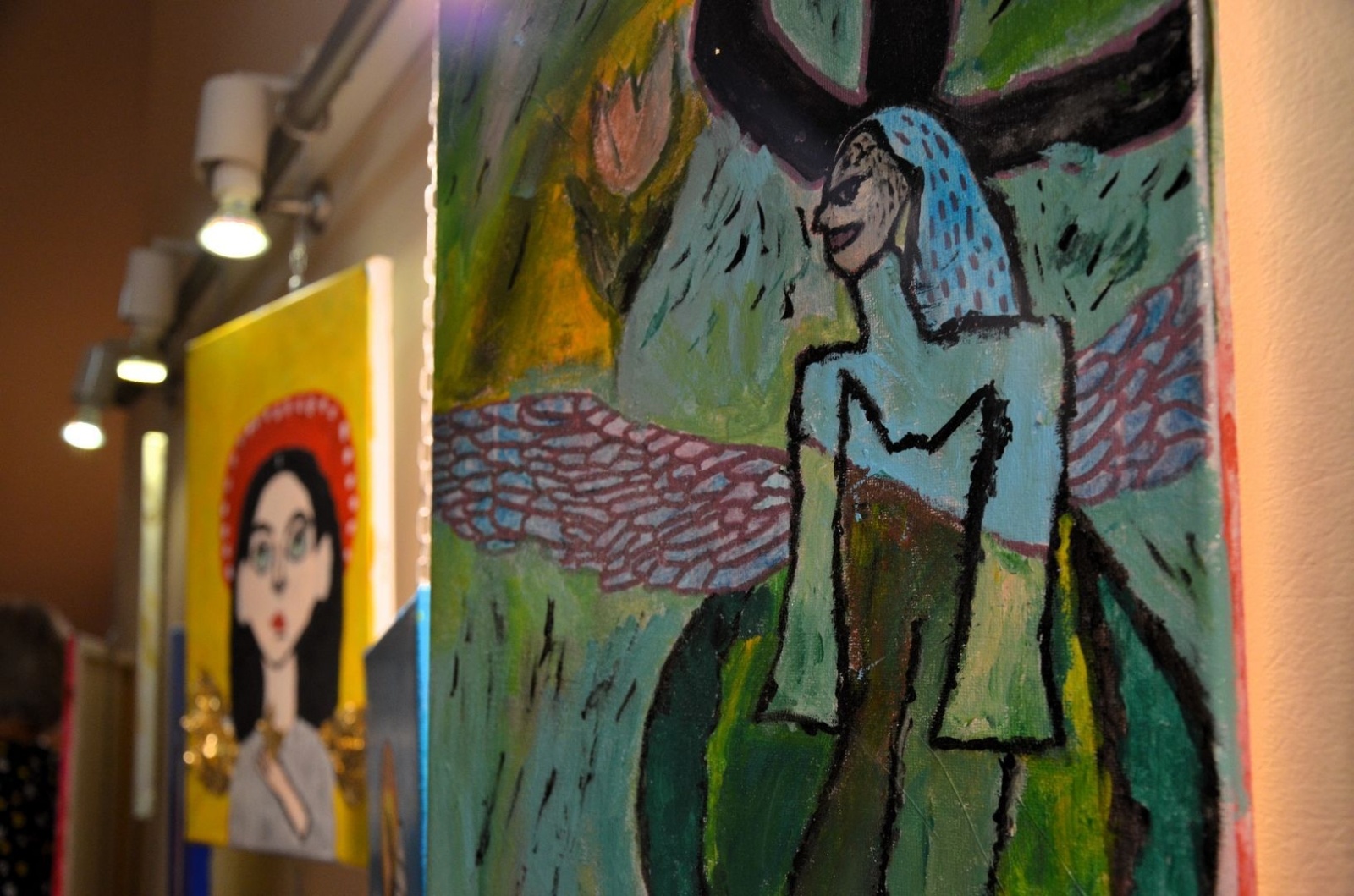 Zdjęcie w galerii na portalu naszwodzislaw.com: Każdy ma swojego anioła. Wystawa w filii wodzisławskiej książnicy [FOTO] wiadomości z regionu