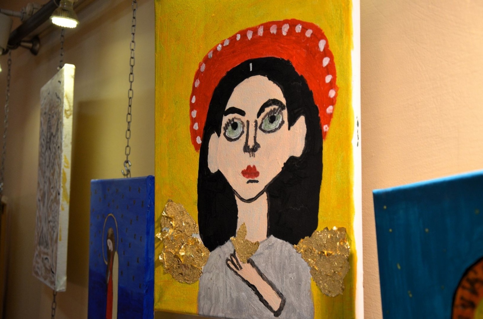 Zdjęcie w galerii na portalu naszwodzislaw.com: Każdy ma swojego anioła. Wystawa w filii wodzisławskiej książnicy [FOTO] wiadomości z regionu