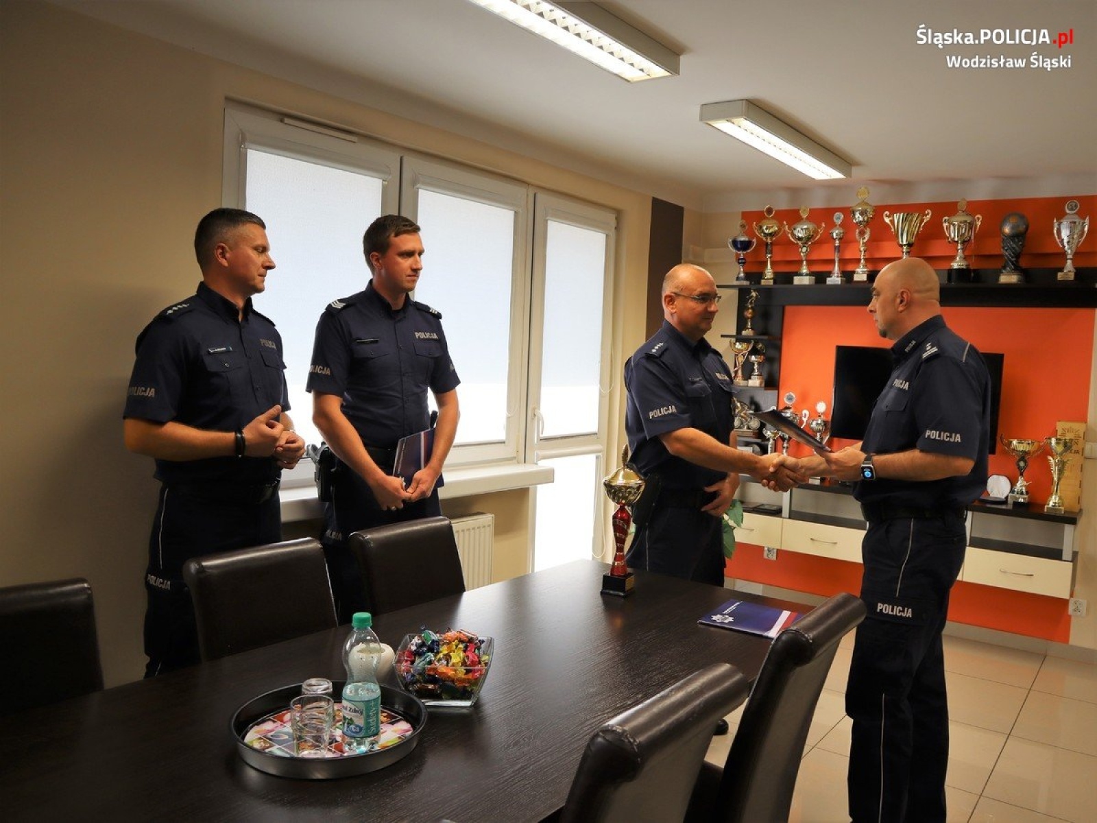 Zdjęcie w galerii na portalu naszwodzislaw.com: Komendant powiatowy złożył gratulacje policjantom wiadomości z regionu