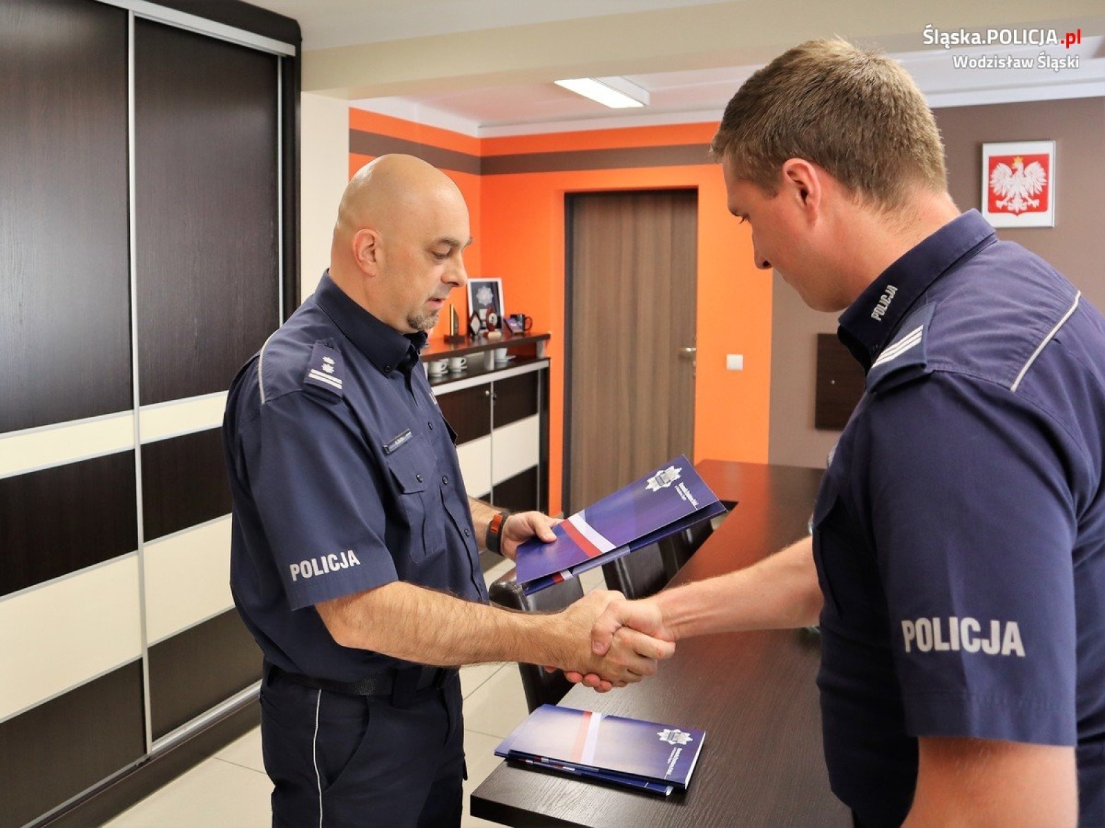 Zdjęcie w galerii na portalu naszwodzislaw.com: Komendant powiatowy złożył gratulacje policjantom wiadomości z regionu