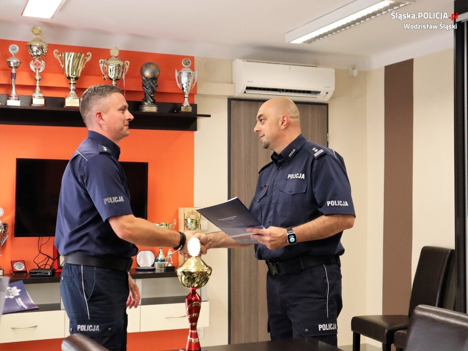 Zdjęcie w galerii na portalu naszwodzislaw.com: Komendant powiatowy złożył gratulacje policjantom wiadomości z regionu