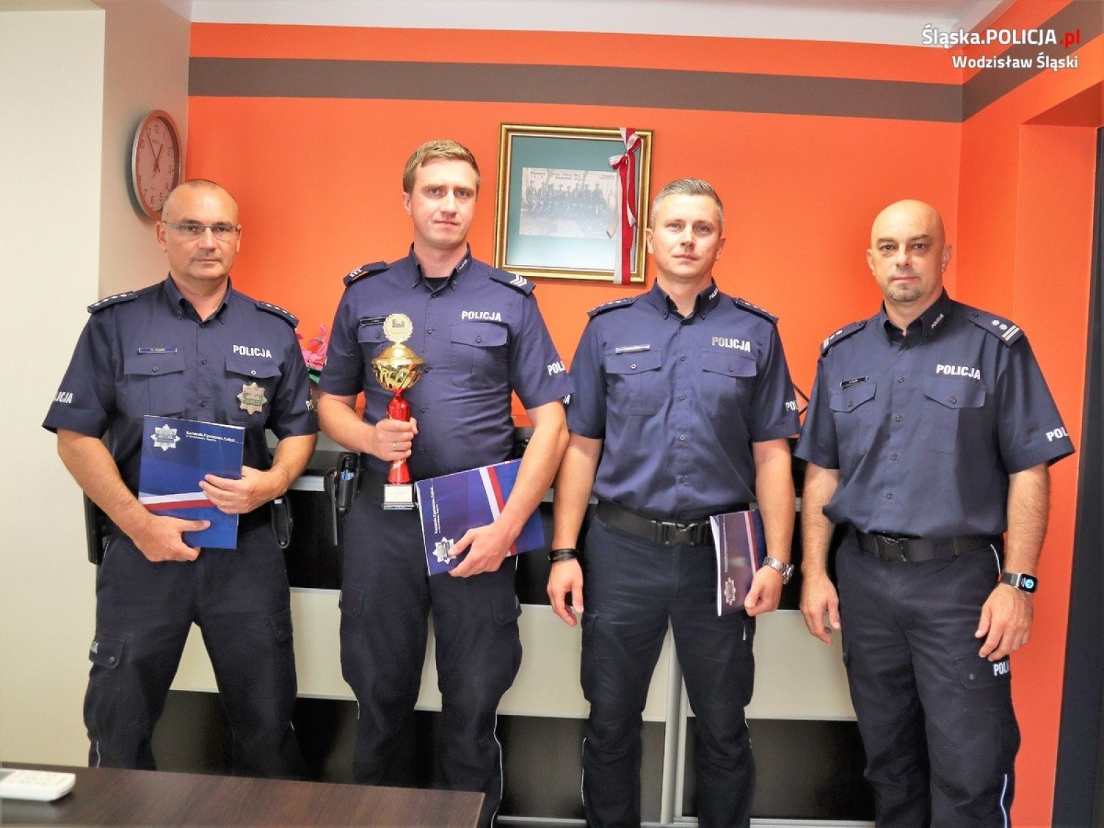 Zdjęcie w galerii na portalu naszwodzislaw.com: Komendant powiatowy złożył gratulacje policjantom wiadomości z regionu