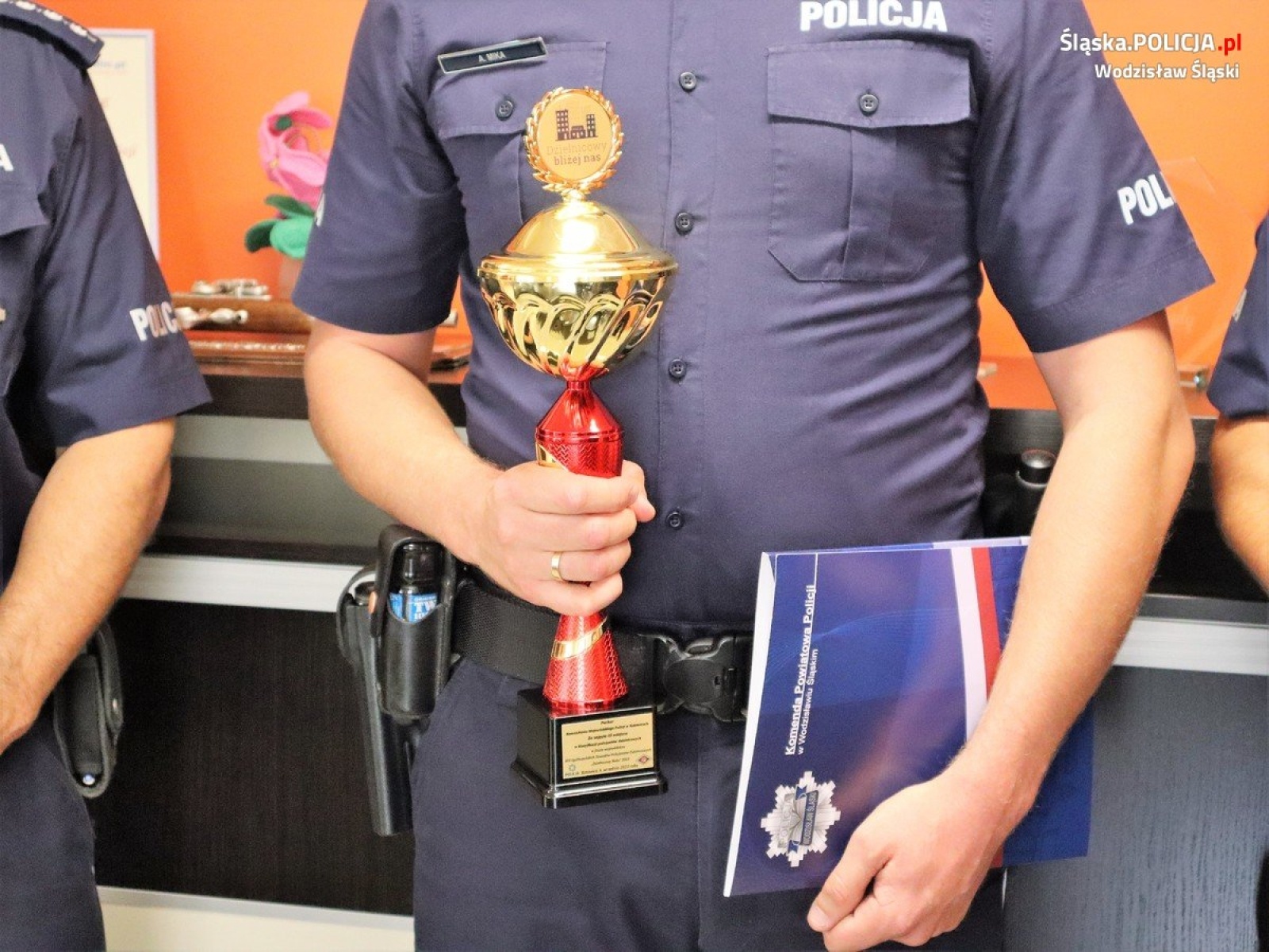 Zdjęcie w galerii na portalu naszwodzislaw.com: Komendant powiatowy złożył gratulacje policjantom wiadomości z regionu