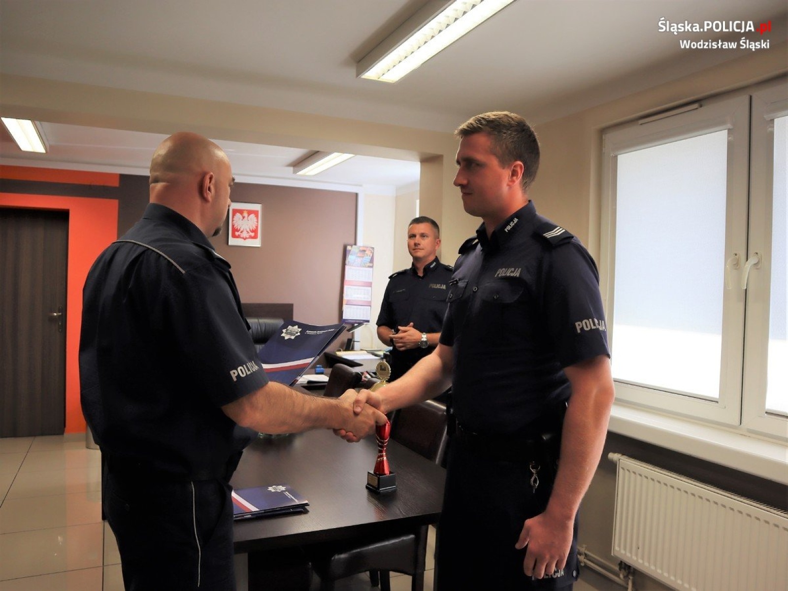 Zdjęcie w galerii na portalu naszwodzislaw.com: Komendant powiatowy złożył gratulacje policjantom wiadomości z regionu