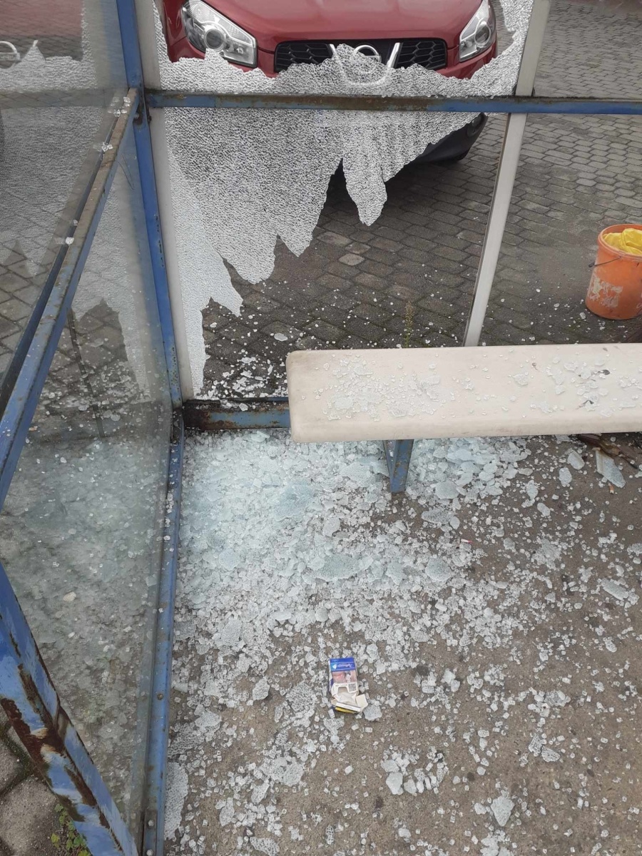 Zdjęcie w galerii na portalu naszwodzislaw.com: Gorzyce. Wjechał w przystanek i uciekł. Okazało się, że kierujący był pijany wiadomości z regionu