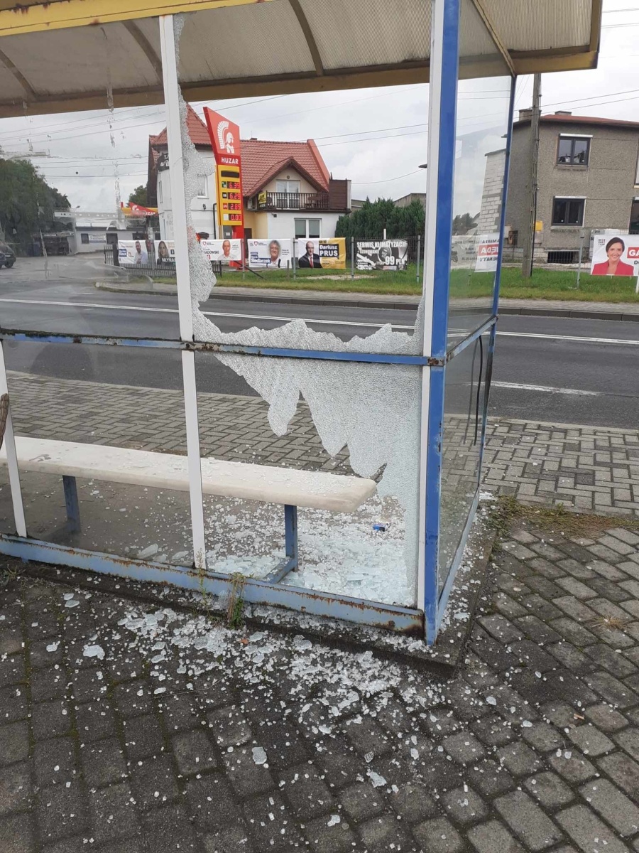 Zdjęcie w galerii na portalu naszwodzislaw.com: Gorzyce. Wjechał w przystanek i uciekł. Okazało się, że kierujący był pijany wiadomości z regionu