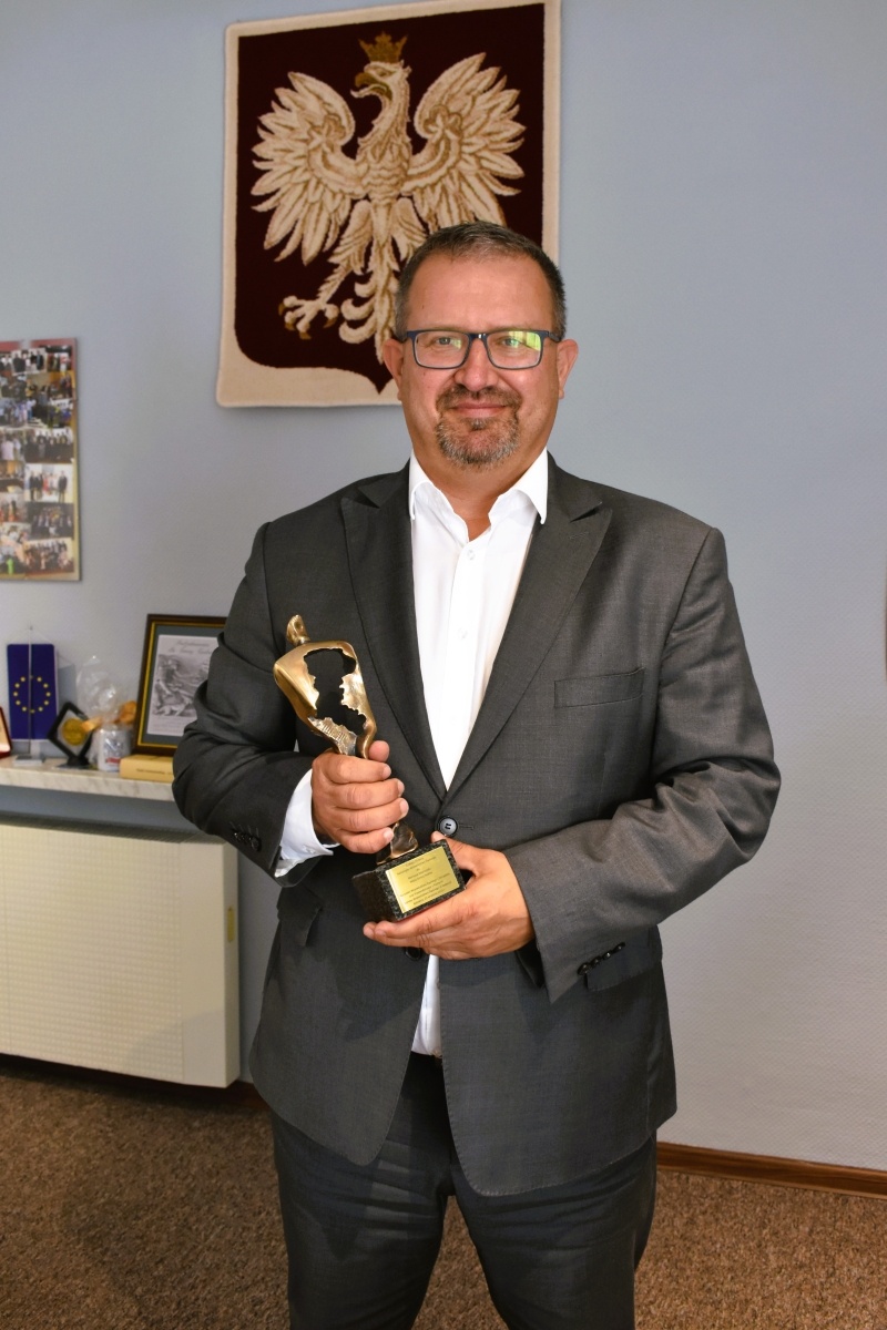 Zdjęcie w galerii na portalu naszwodzislaw.com: Włodarz Gminy Godów Mariusz Adamczyk z tytułem Super Wójta! wiadomości z regionu