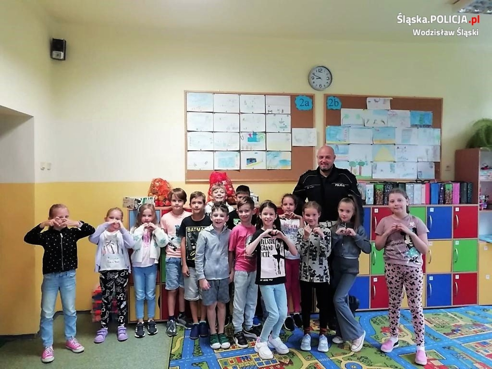 Zdjęcie w galerii na portalu naszwodzislaw.com: Bezpiezczeństwo jest najważniejsze. Dzielnicowi na lekcjach w szkołach podstawowych wiadomości z regionu