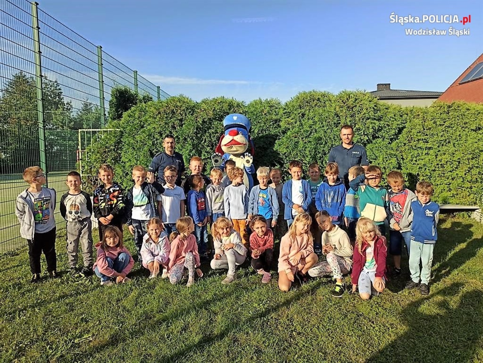 Zdjęcie w galerii na portalu naszwodzislaw.com: Bezpiezczeństwo jest najważniejsze. Dzielnicowi na lekcjach w szkołach podstawowych wiadomości z regionu