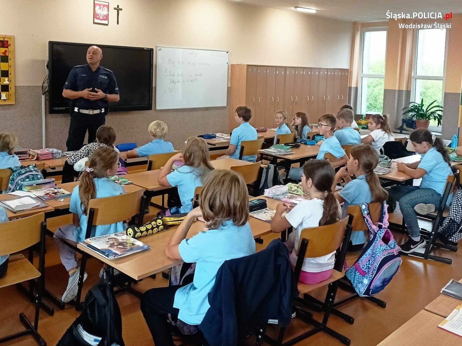 Zdjęcie w galerii na portalu naszwodzislaw.com: Bezpiezczeństwo jest najważniejsze. Dzielnicowi na lekcjach w szkołach podstawowych wiadomości z regionu