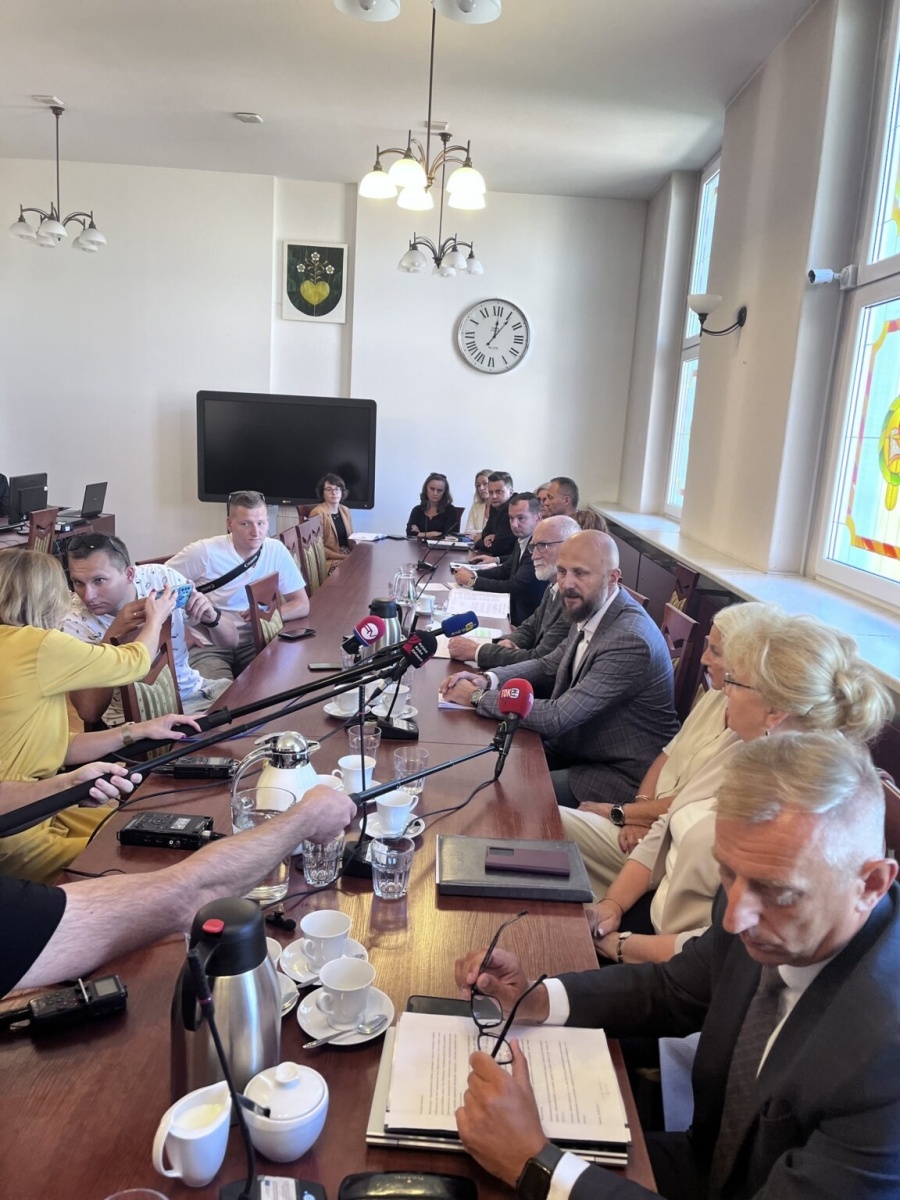 Zdjęcie w galerii na portalu naszwodzislaw.com: Spotkanie w sprawie zdarzenia na radlińskiej hałdzie wiadomości z regionu