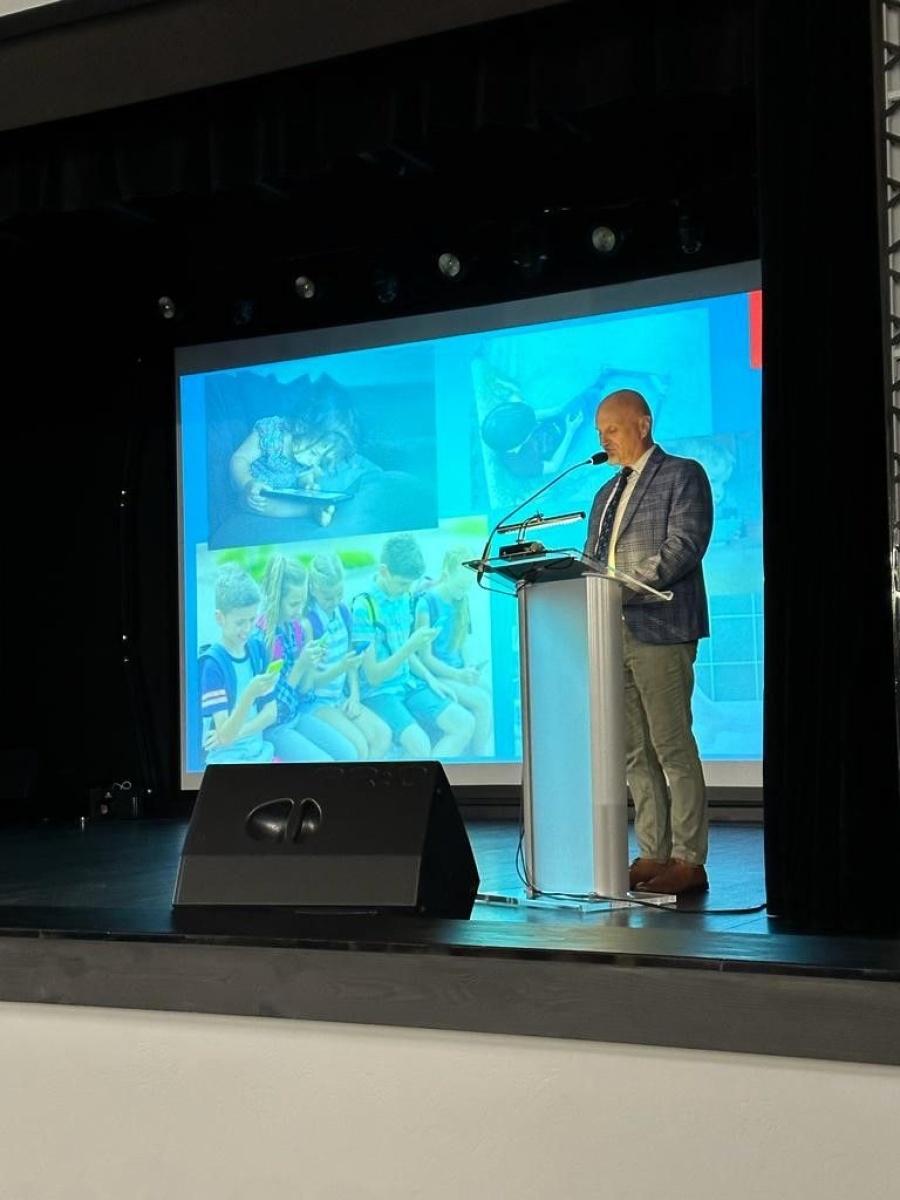 Zdjęcie w galerii na portalu naszwodzislaw.com: Wpływ mediów na funkcjonowanie dzieci i młodzieży. Spotkanie w I LO wiadomości z regionu