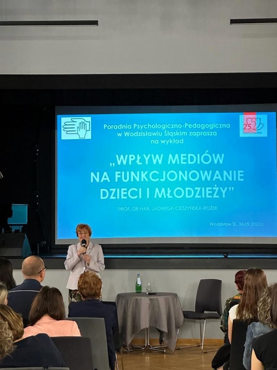 Zdjęcie w galerii na portalu naszwodzislaw.com: Wpływ mediów na funkcjonowanie dzieci i młodzieży. Spotkanie w I LO wiadomości z regionu
