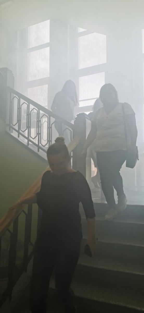 Zdjęcie w galerii na portalu naszwodzislaw.com: Bezpieczeństwo przede wszystkim. Ewakuacja w Urzędzie Miasta Rydułtowy wiadomości z regionu