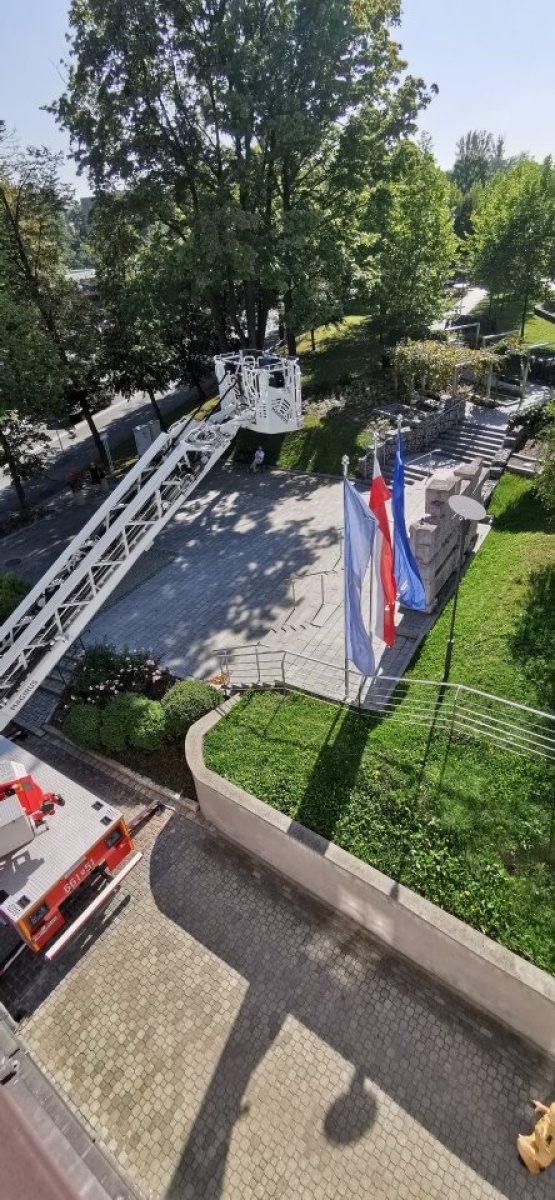 Zdjęcie w galerii na portalu naszwodzislaw.com: Bezpieczeństwo przede wszystkim. Ewakuacja w Urzędzie Miasta Rydułtowy wiadomości z regionu