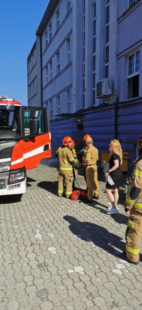 Zdjęcie w galerii na portalu naszwodzislaw.com: Bezpieczeństwo przede wszystkim. Ewakuacja w Urzędzie Miasta Rydułtowy wiadomości z regionu