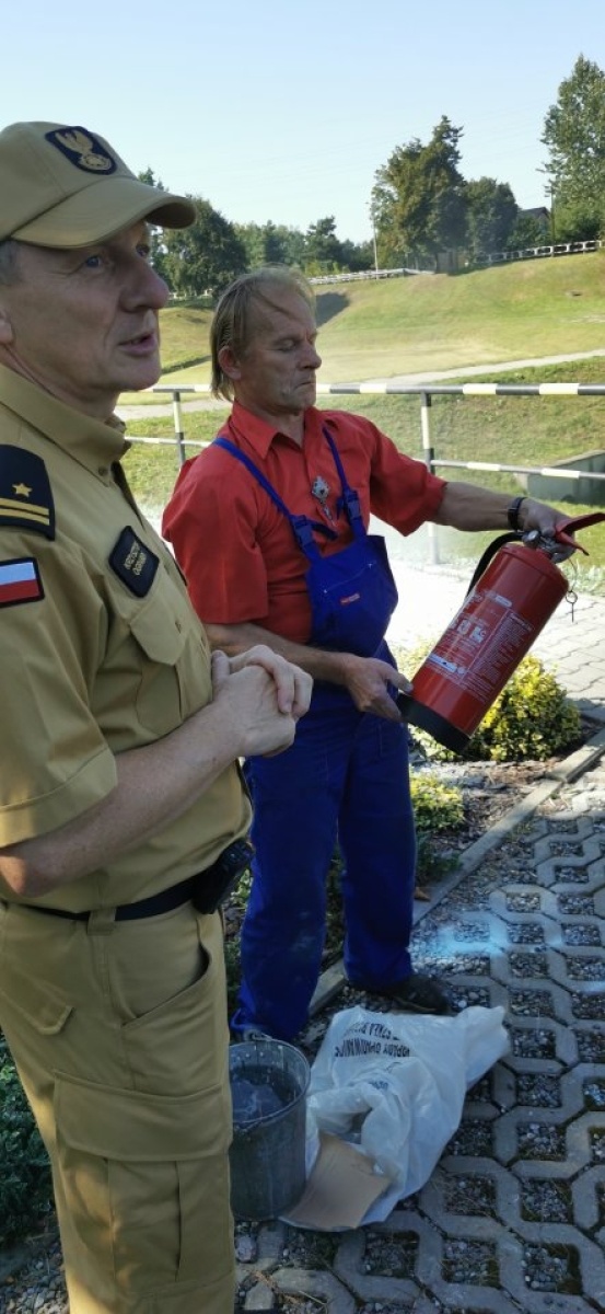 Zdjęcie w galerii na portalu naszwodzislaw.com: Bezpieczeństwo przede wszystkim. Ewakuacja w Urzędzie Miasta Rydułtowy wiadomości z regionu