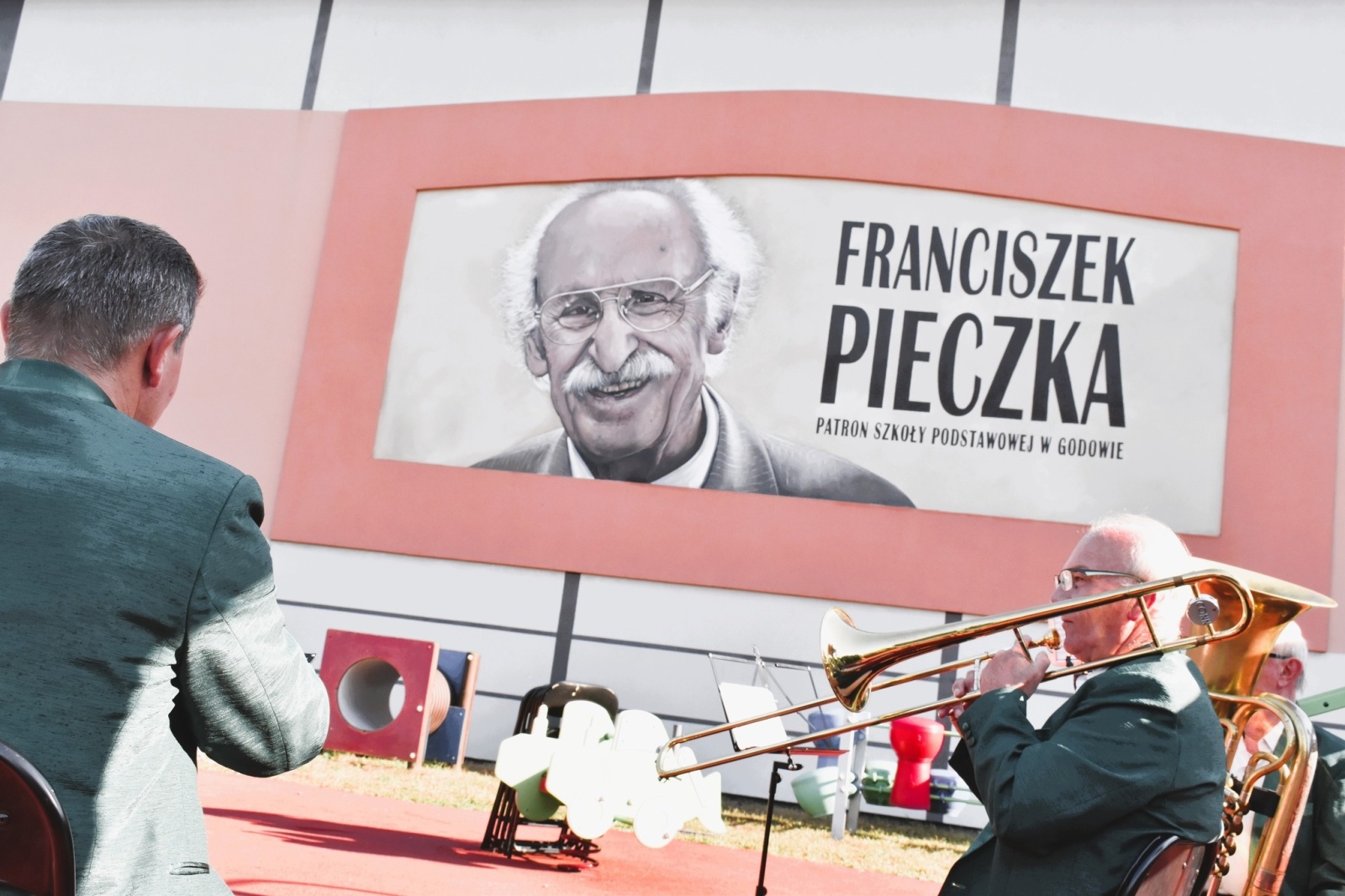 Zdjęcie w galerii na portalu naszwodzislaw.com: Franciszek Pieczka drogowskazem dla uczniów z Godowa wiadomości z regionu