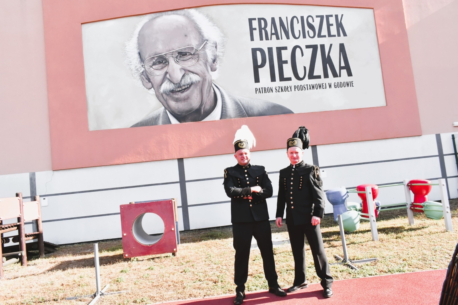 Zdjęcie w galerii na portalu naszwodzislaw.com: Franciszek Pieczka drogowskazem dla uczniów z Godowa wiadomości z regionu