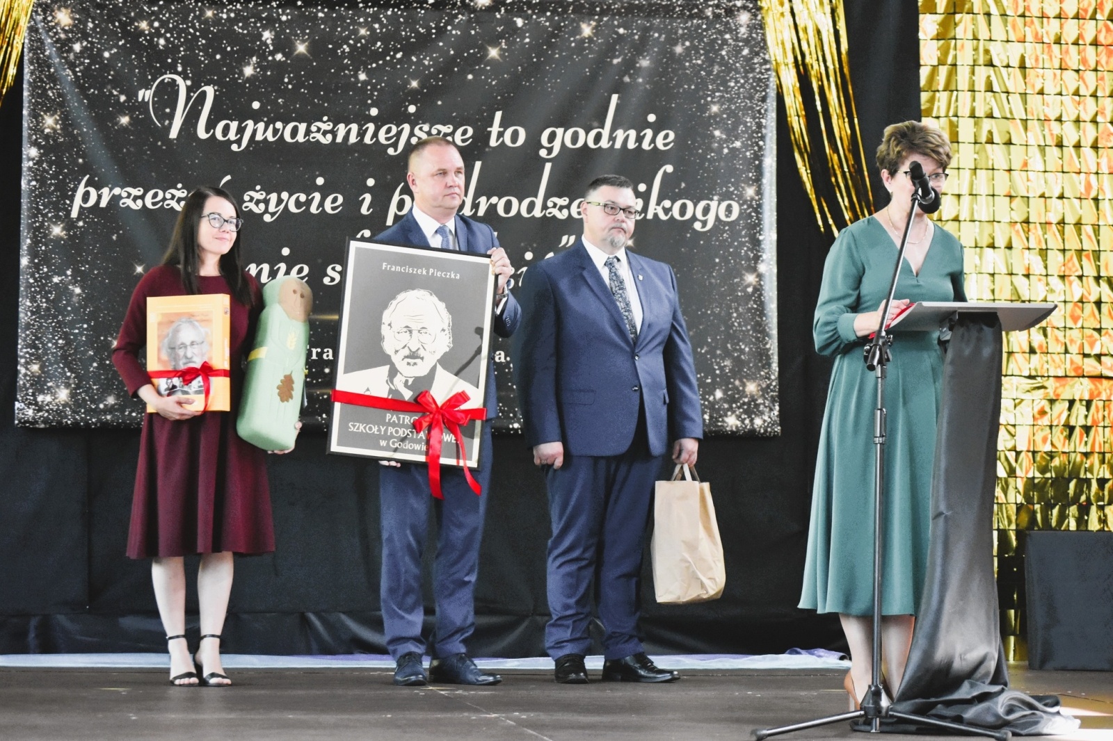 Zdjęcie w galerii na portalu naszwodzislaw.com: Franciszek Pieczka drogowskazem dla uczniów z Godowa wiadomości z regionu